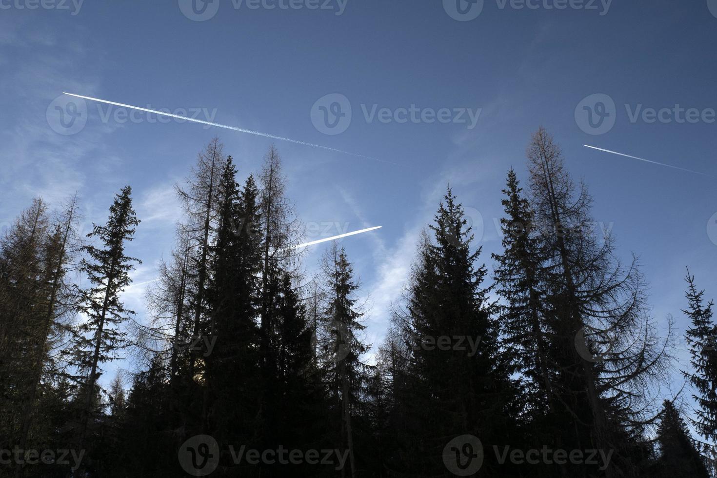 aereo si sveglia su blu montagna dolomiti cielo foto