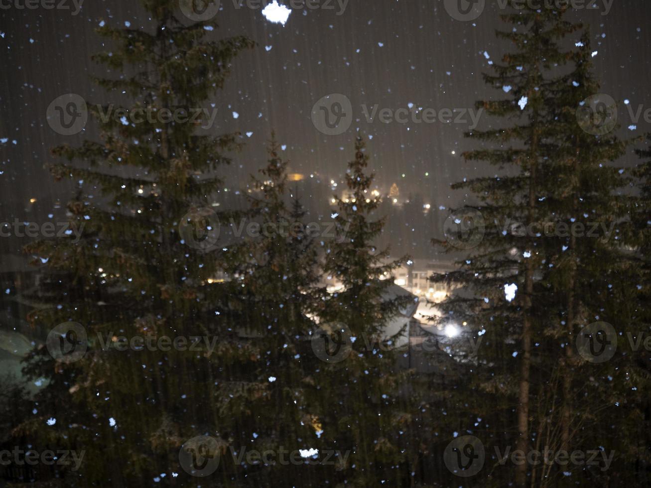 nevicando a notte nel dolomiti montagne foto