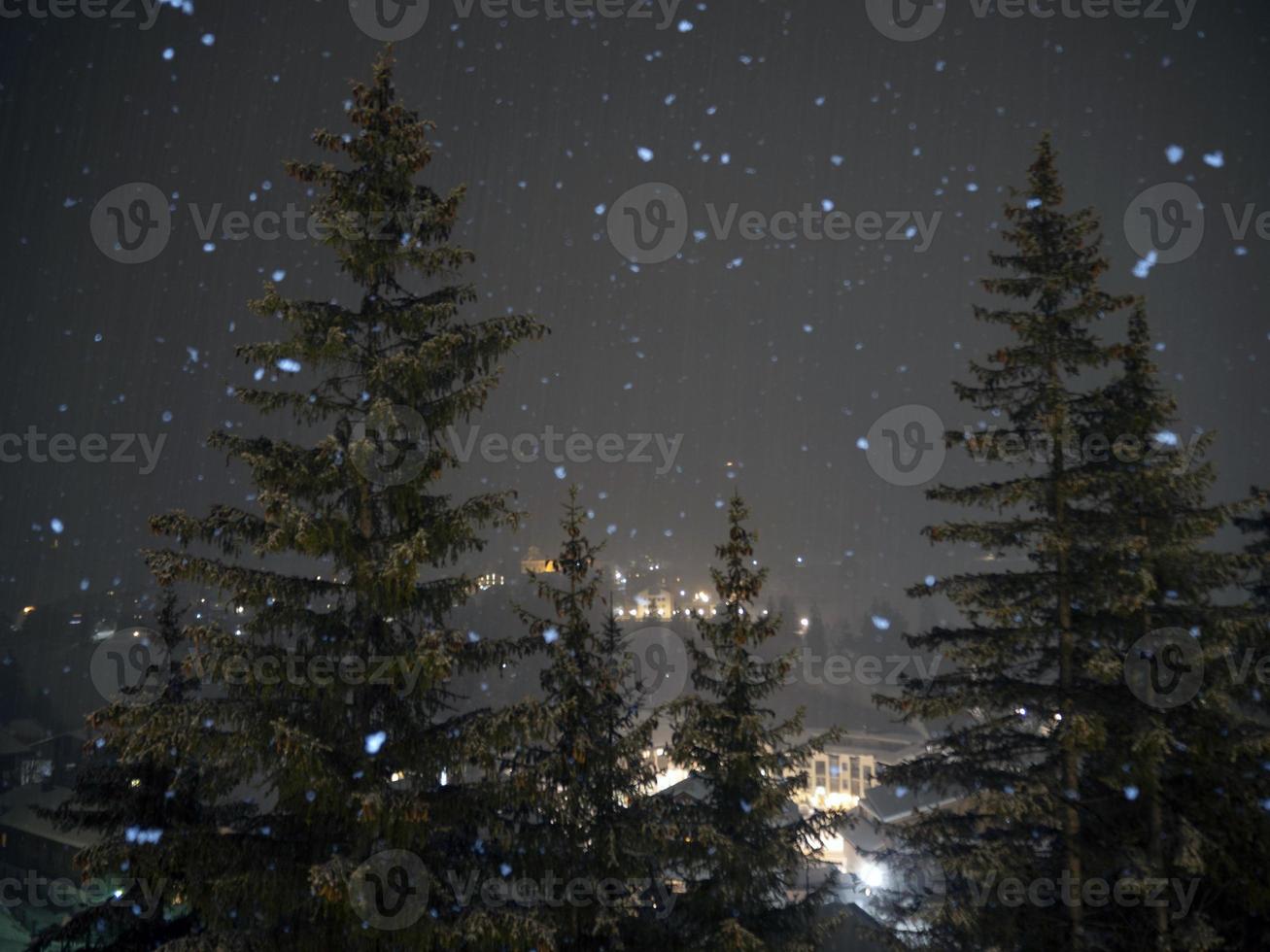 nevicando a notte nel dolomiti montagne foto