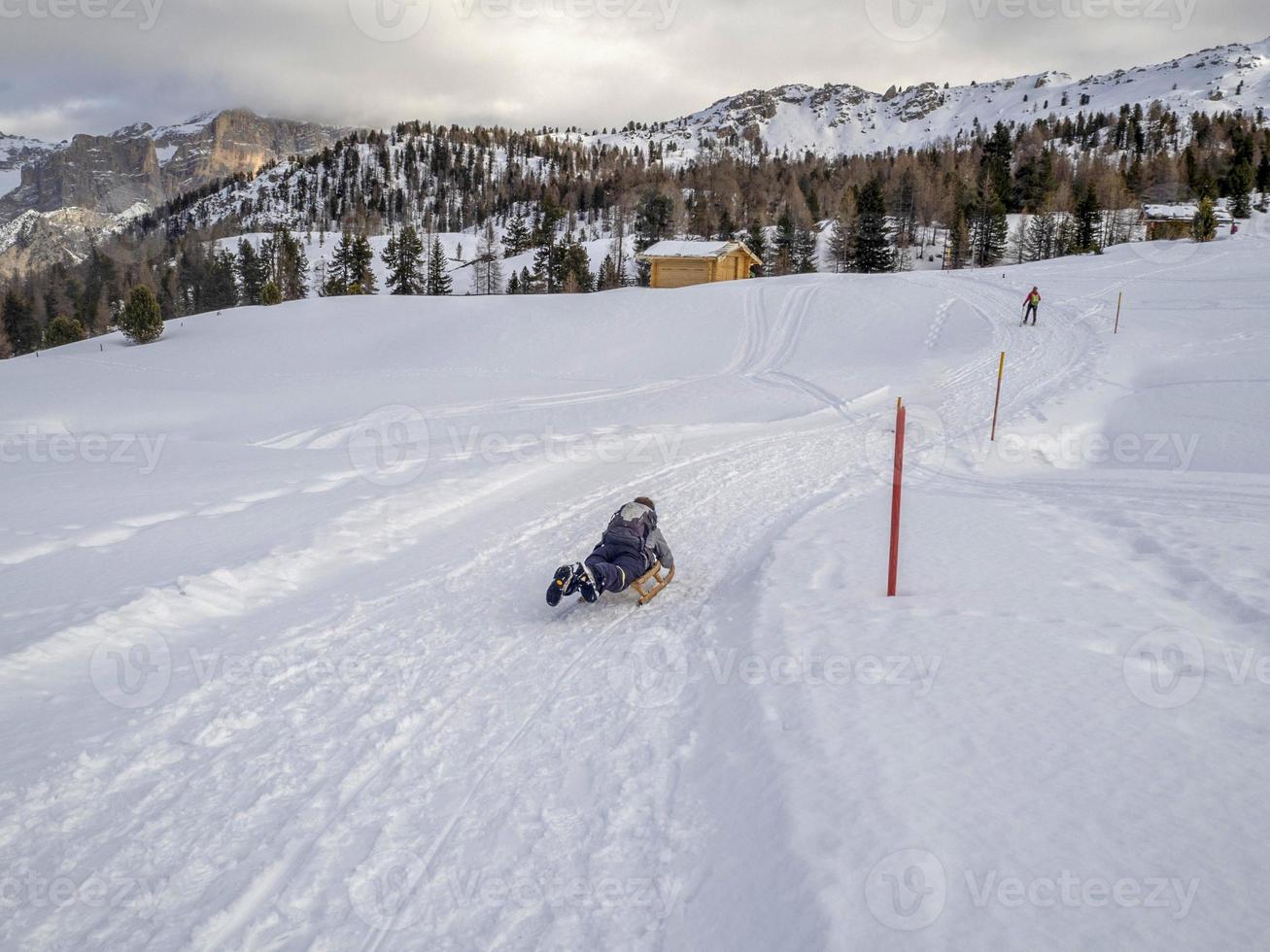 di legno slitta su il neve nel dolomiti foto