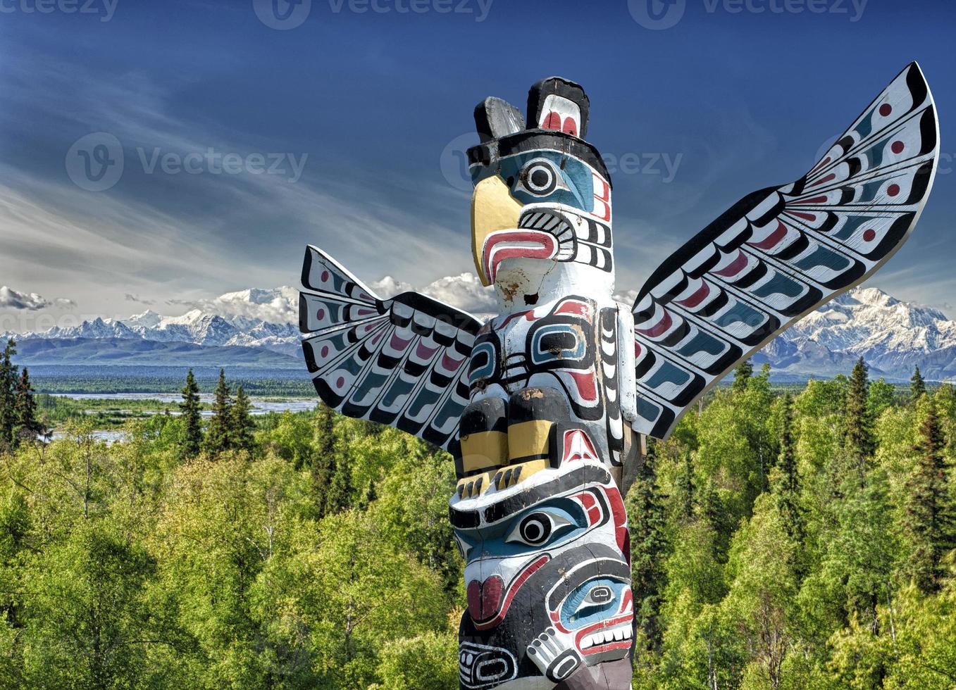 totem legna polo nel montagna sfondo foto