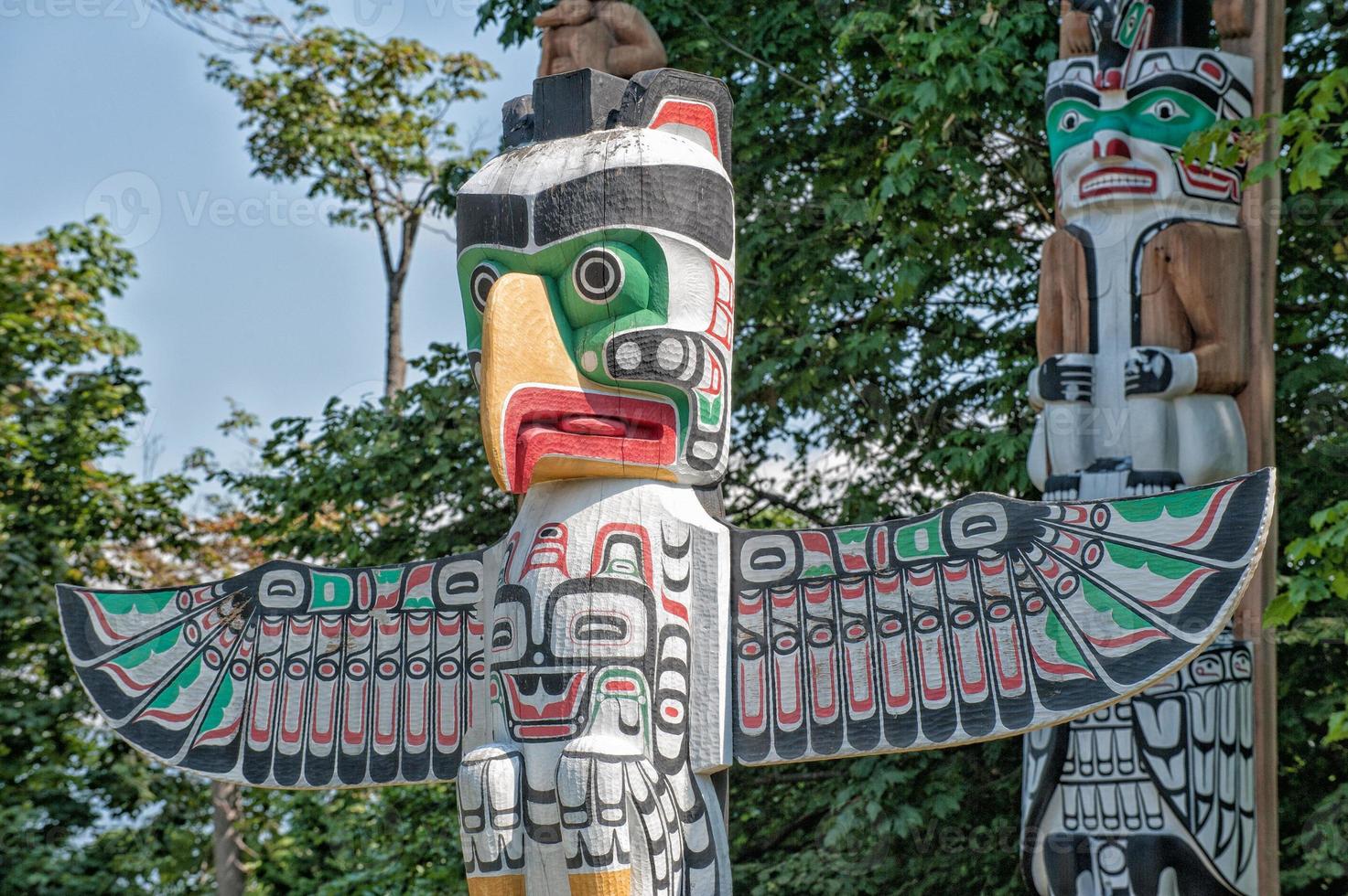 totem legna polo nel il blu sfondo foto