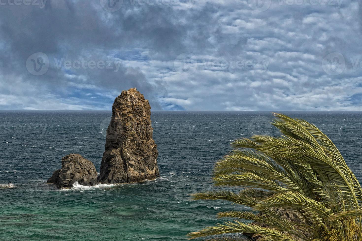 aci trezza sicilia ciclopi pile rocce foto