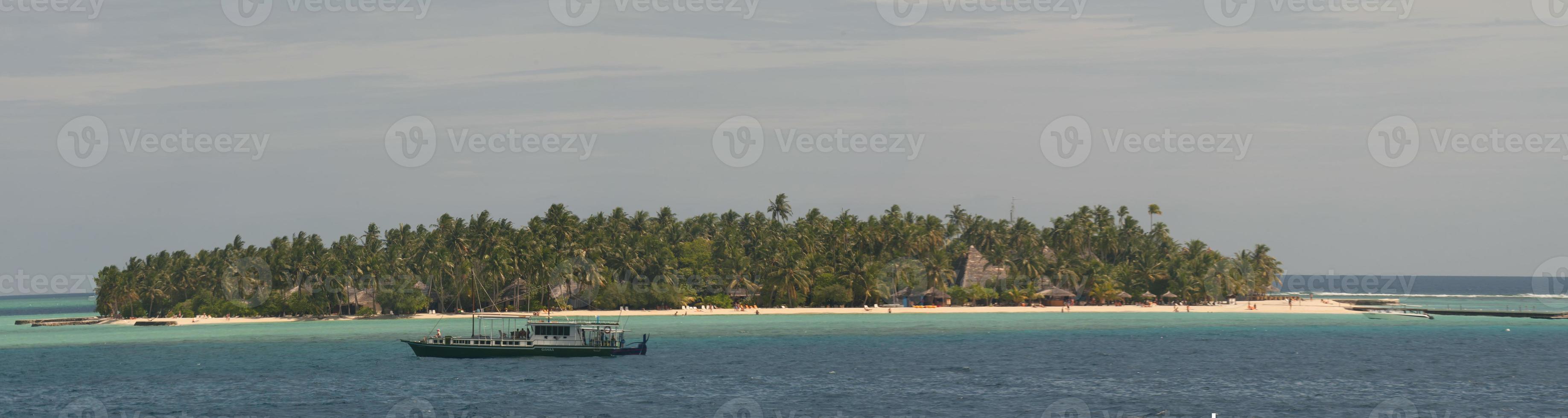 un' piccolo isola ricorrere con un' barca nel Maldive foto