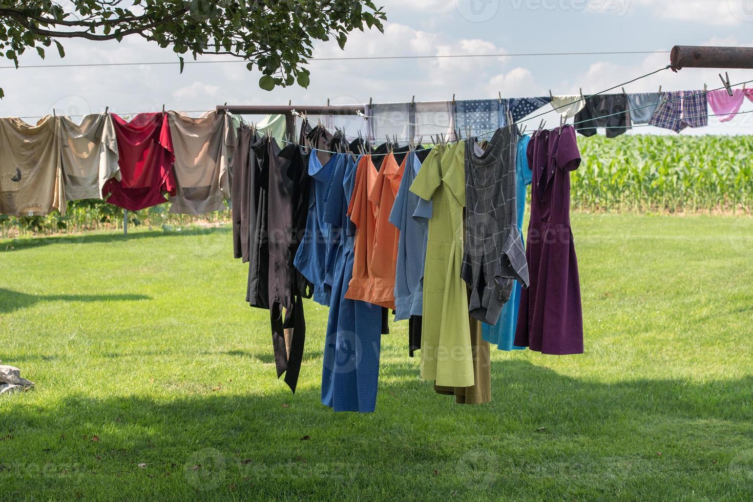 Abiti sospeso al di fuori amish Casa nel Stati Uniti d'America foto