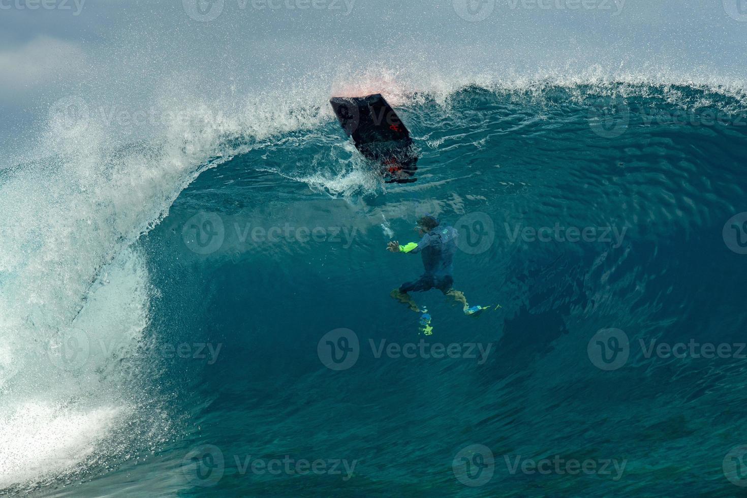 surfer dentro onda tubo nel polinesia foto