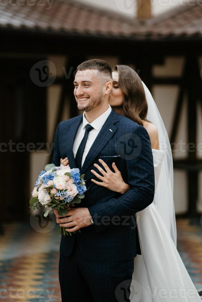 il primo incontro di il sposa e sposo foto