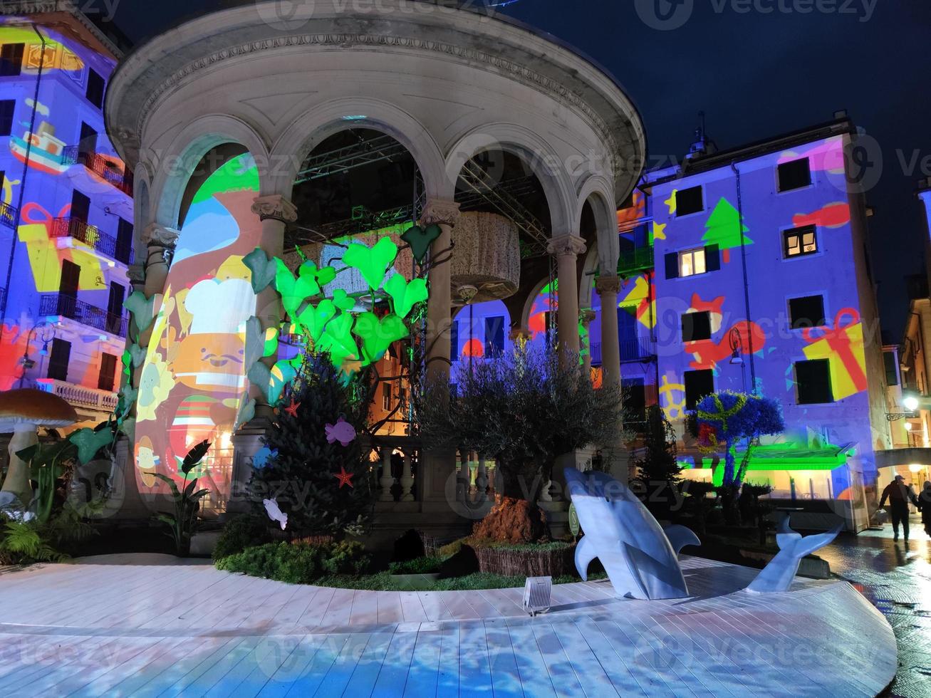 strada Natale decorazione a notte nel rapallo, genova, Italia foto