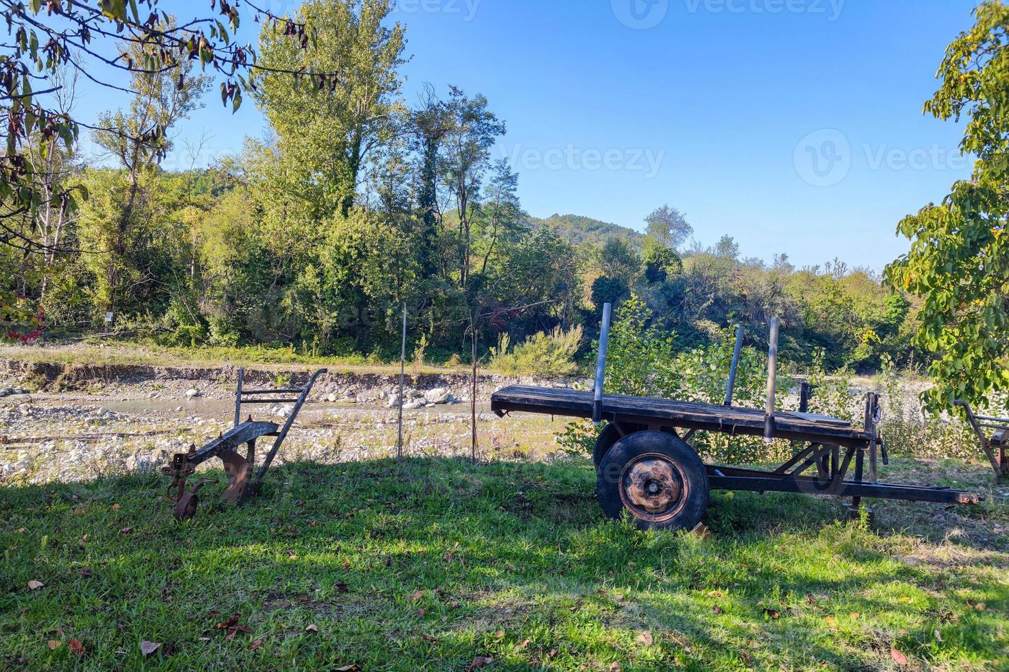 vecchio arrugginito di legno ferro aratro foto