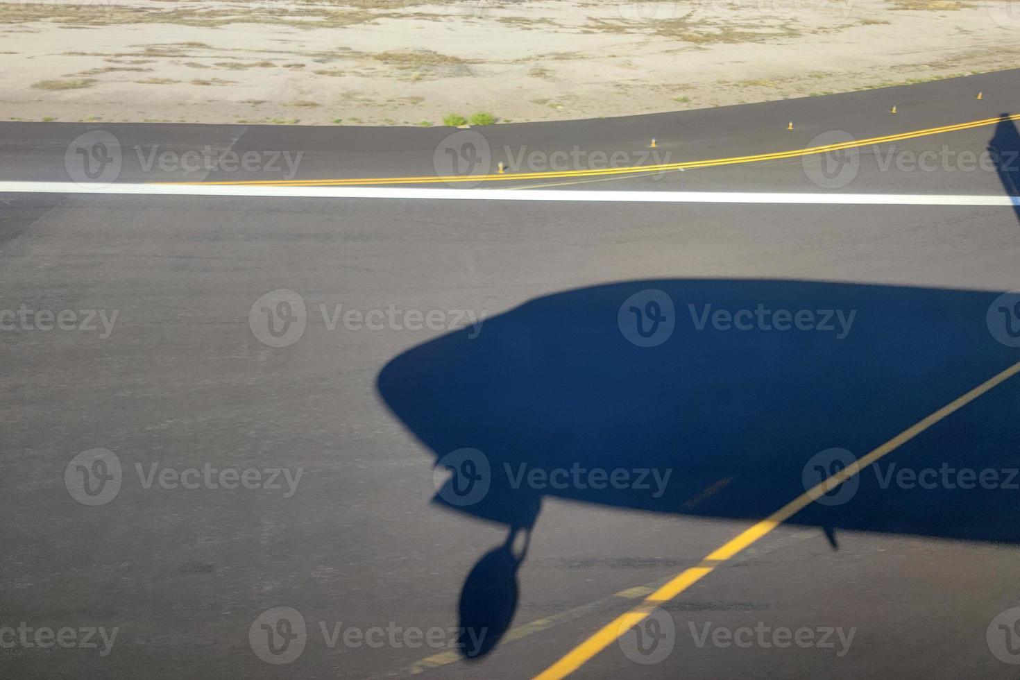 aereo silhouette mentre atterraggio foto