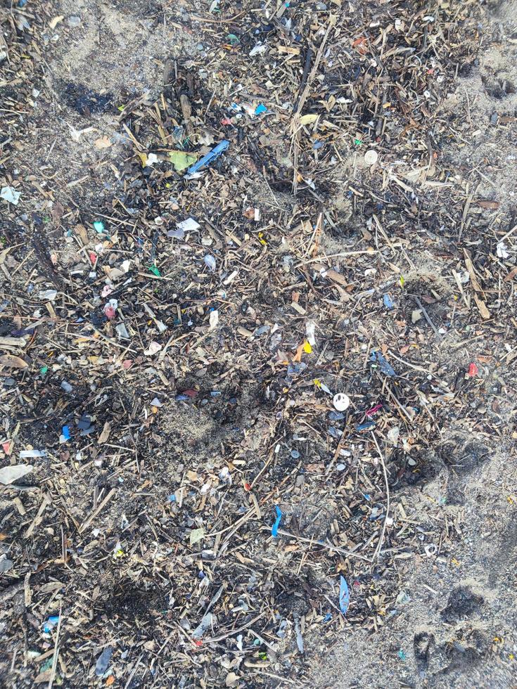 plastica rifiuto sciocchezze spazzatura su il spiaggia foto