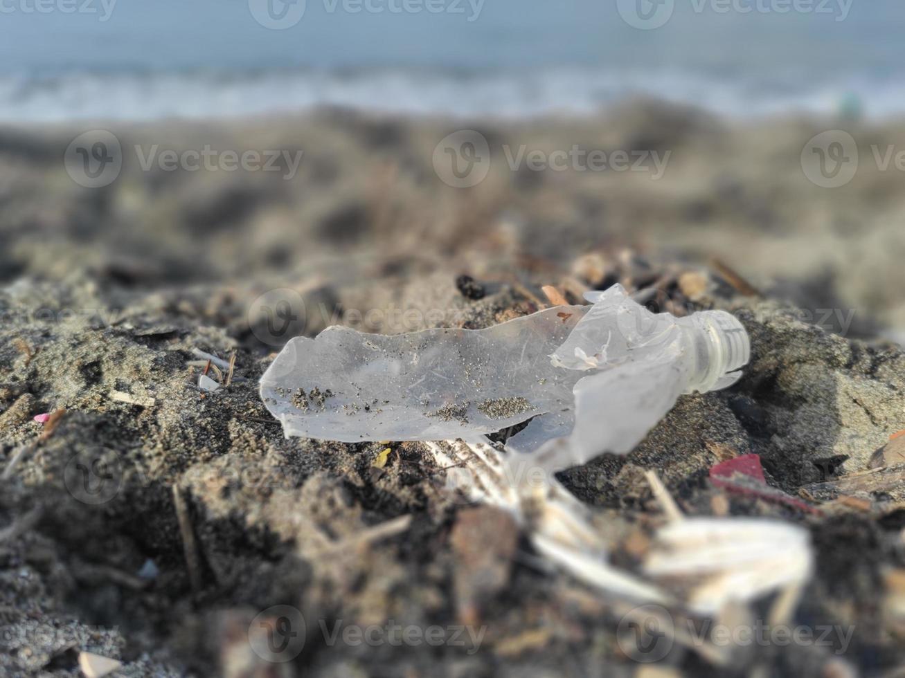 plastica rifiuto sciocchezze spazzatura su il spiaggia foto