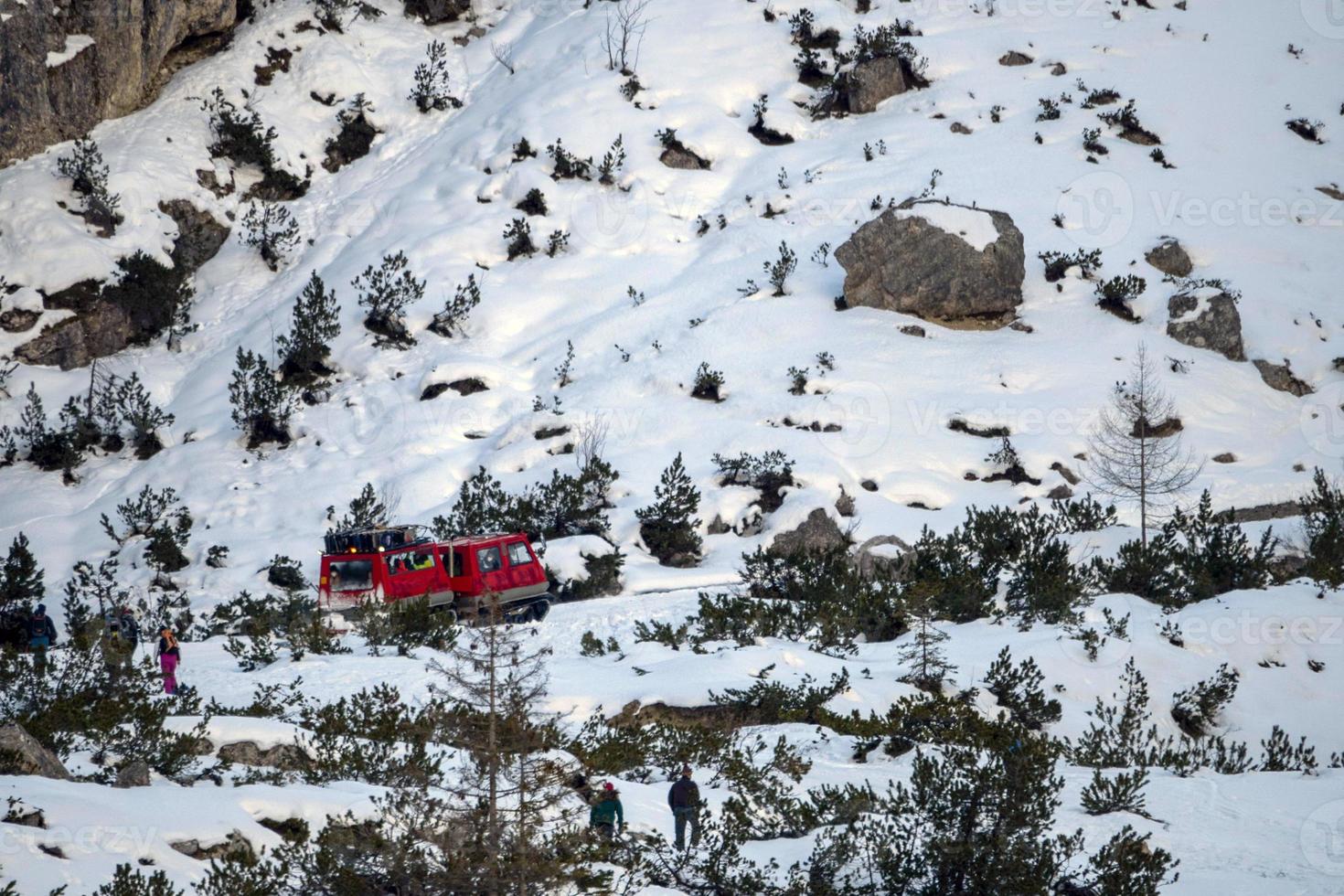 rosso cingolato gatto delle nevi dettaglio arrampicata fanes montagna nel dolomiti su bianca neve foto