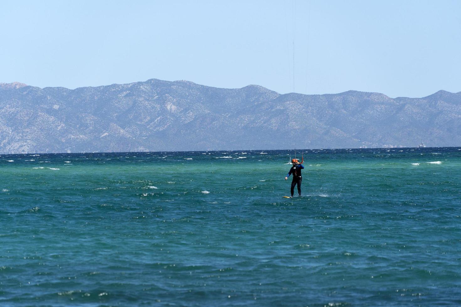 la ventana, Messico - febbraio 16 2020 - aquilone surfing su il ventoso spiaggia foto