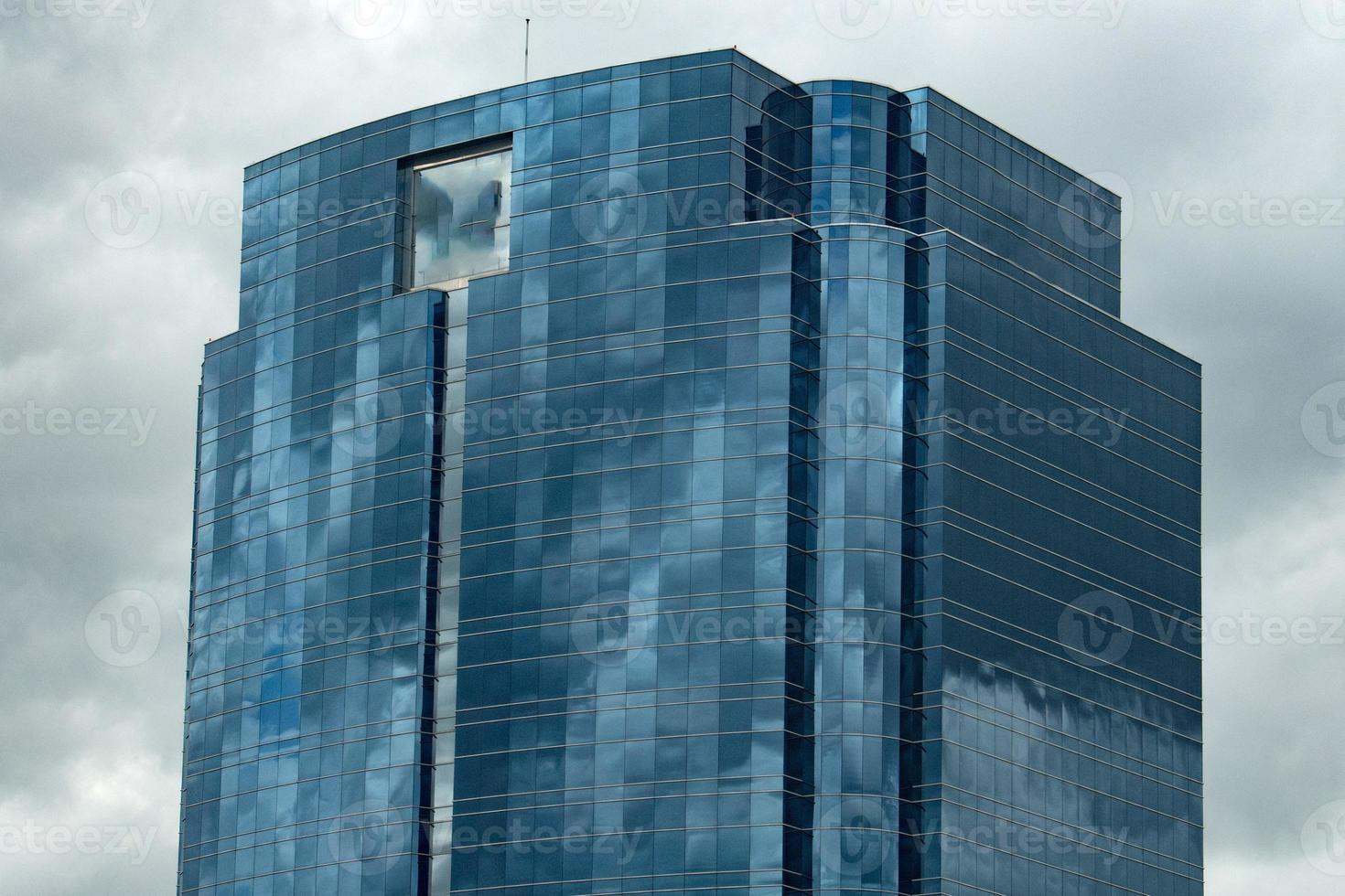 metallico edificio struttura nel nero e bianca foto