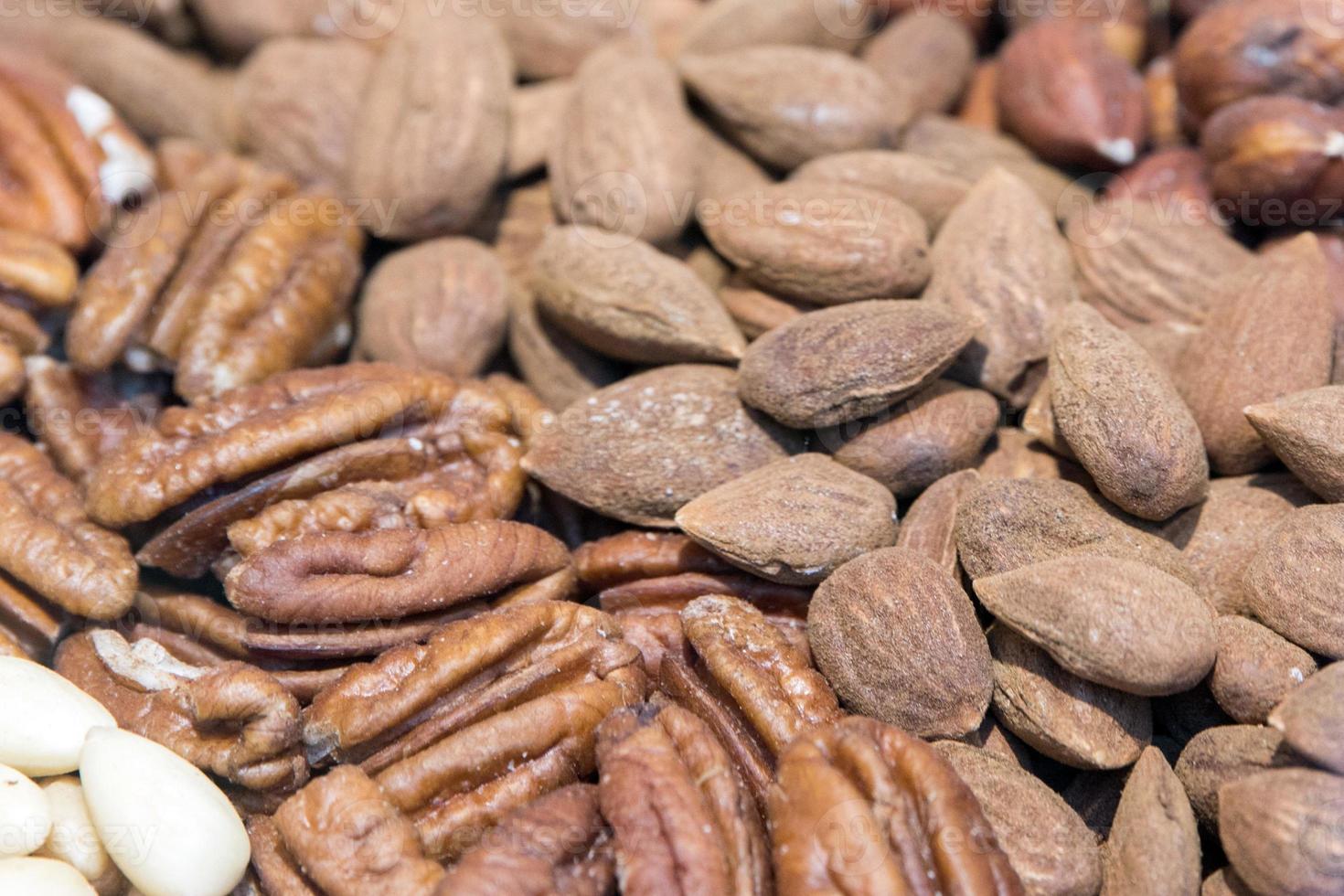 secco frutta per vendita a il mercato noccioline foto