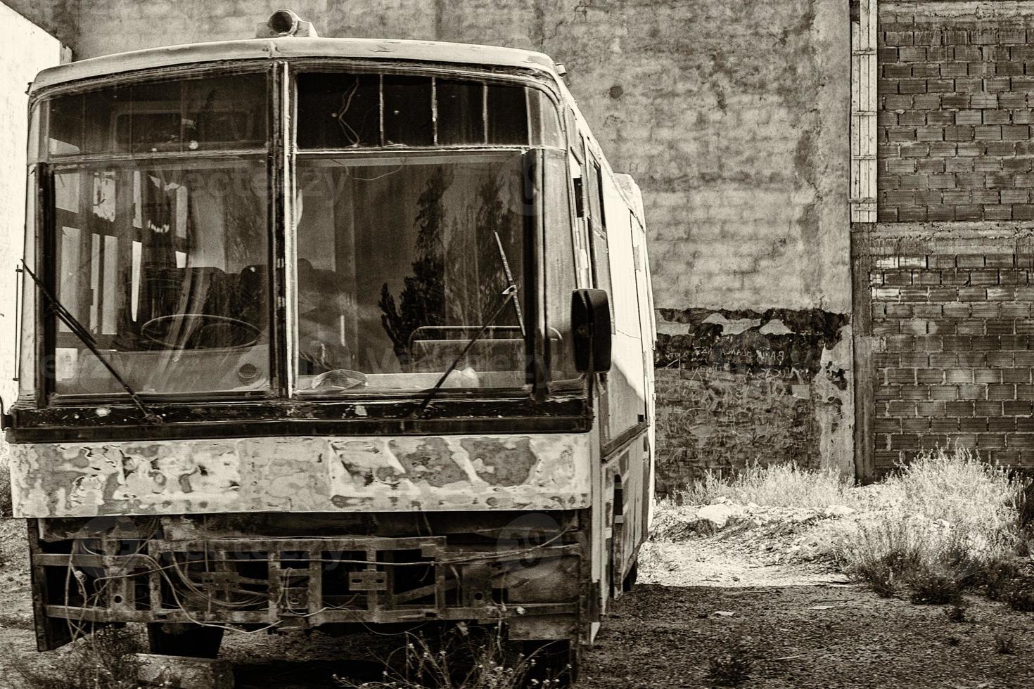 vecchio arrugginito abbandonato autobus allenatore foto