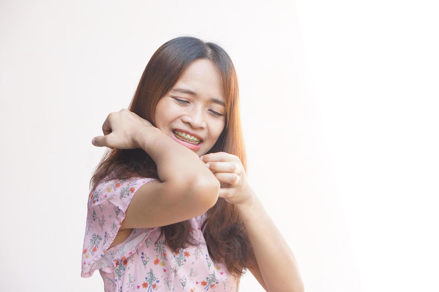 asiatico donna avendo prurito pelle su braccio foto