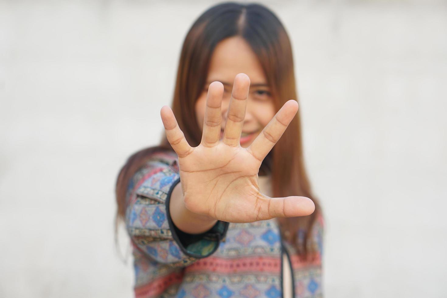 asiatico donne uso loro mani per impedire loro a partire dal entrando. foto