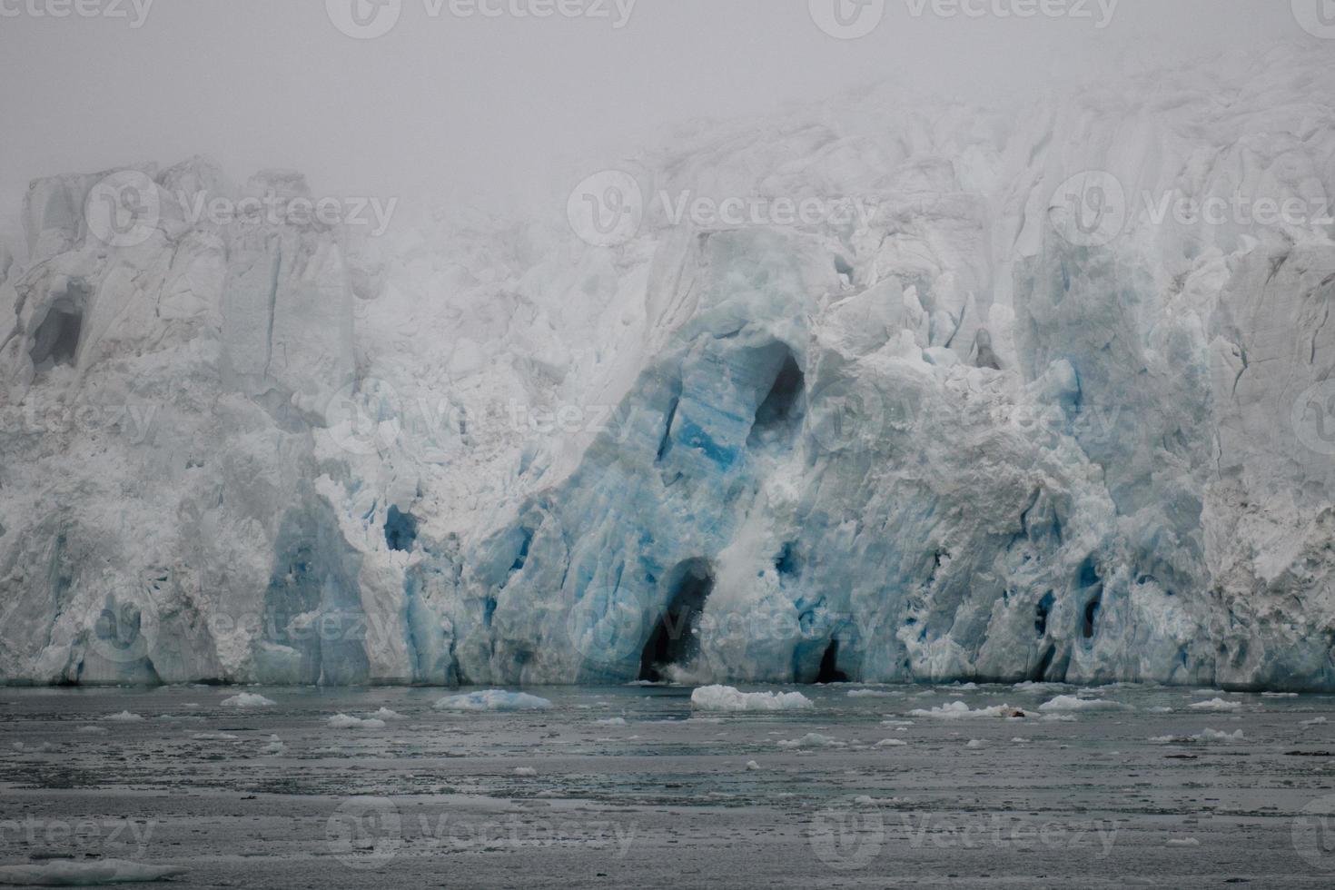 svalbard spitzbergen ghiacciaio Visualizza con piccolo iceberg foto