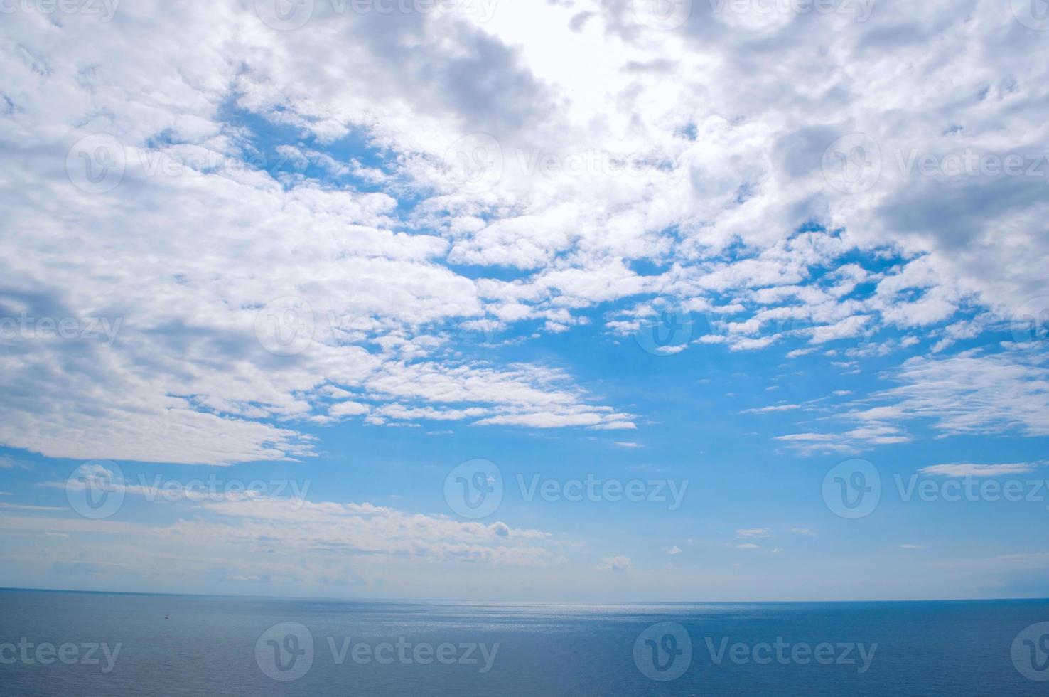 blu cielo con nuvole al di sopra di il mare foto