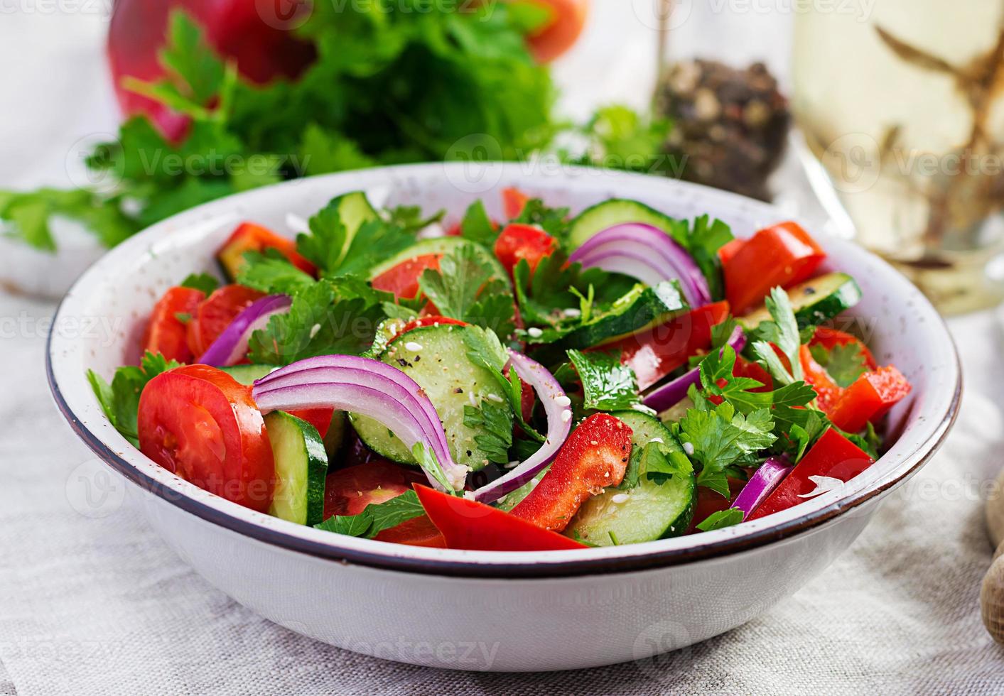 pomodoro e cetriolo insalata con rosso cipolla, paprica, nero Pepe e prezzemolo. vegano cibo. dieta menù. foto