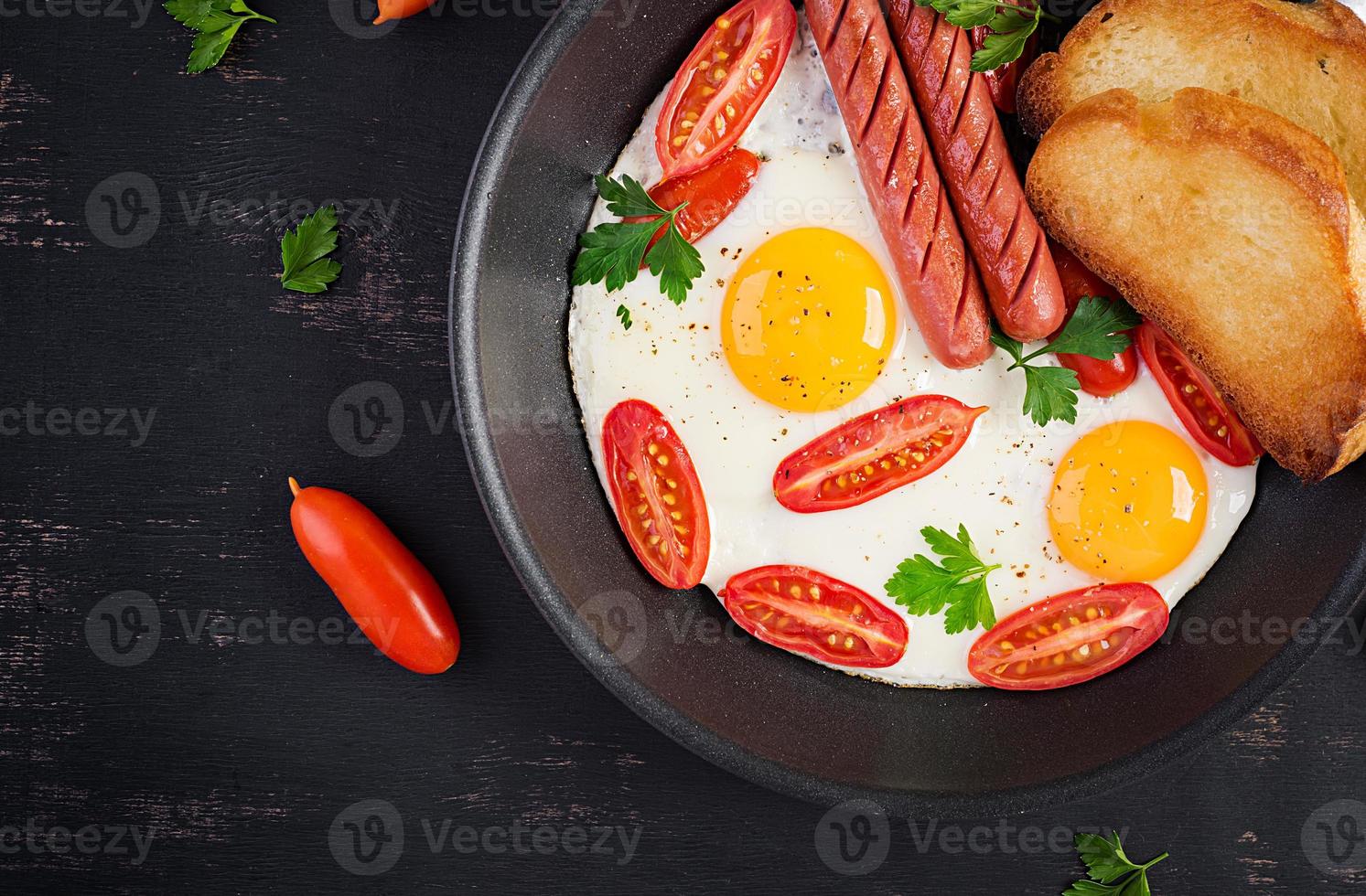 inglese prima colazione - fritte uovo, pomodori, salsiccia, e brindisi. superiore Visualizza, alto foto