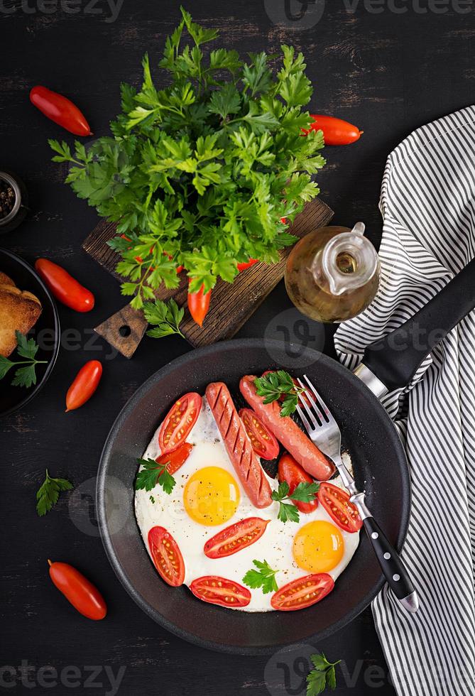 inglese prima colazione - fritte uovo, pomodori, salsiccia, e brindisi. superiore Visualizza, alto foto