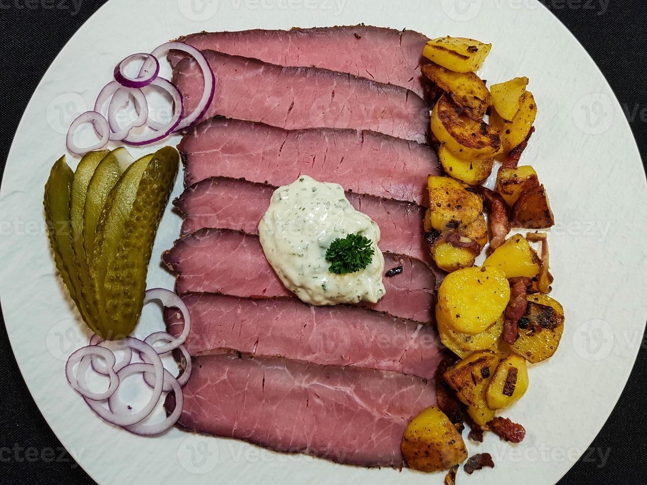 roastbeef con patate fritte e salsa remoulade foto