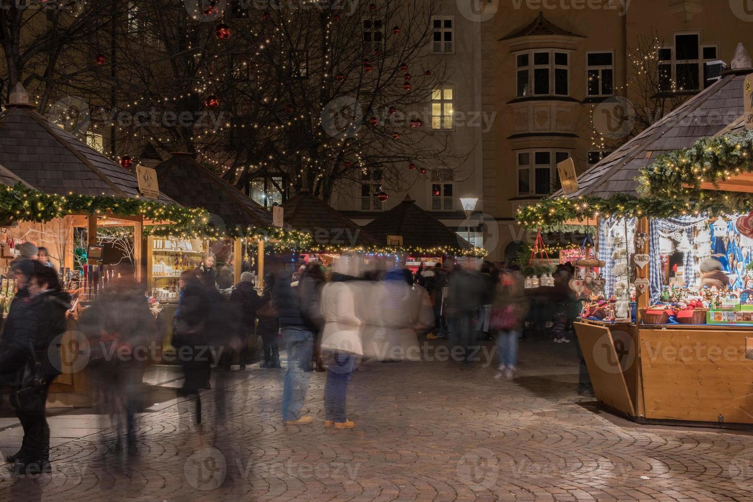 trento, Italia - dicembre 1, 2015 - persone a tradizionale natale mercato foto