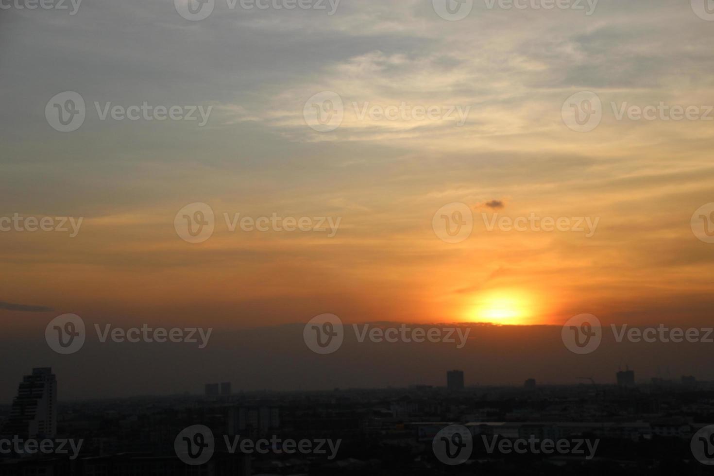 tramonto buio blu nube con bianca d'oro leggero cielo sfondo e città leggero mezzanotte sera tempo foto