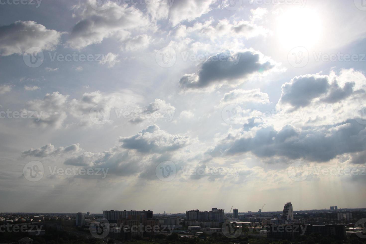 buio blu nube con bianca leggero cielo sfondo e città leggero mezzanotte sera tempo foto