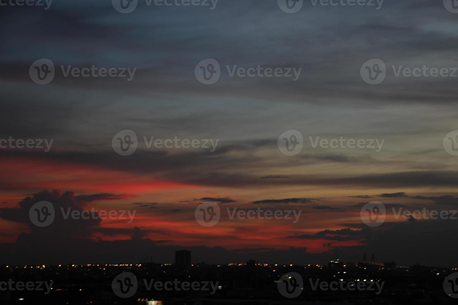 tramonto buio blu nube con bianca d'oro leggero cielo sfondo e città leggero mezzanotte sera tempo foto