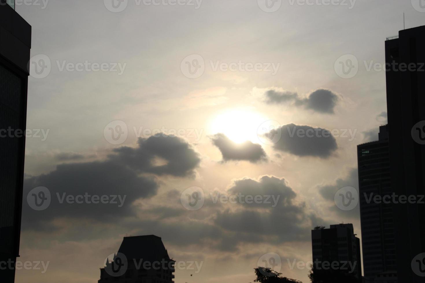 tramonto buio blu nube con bianca d'oro leggero cielo sfondo e città leggero mezzanotte sera tempo foto