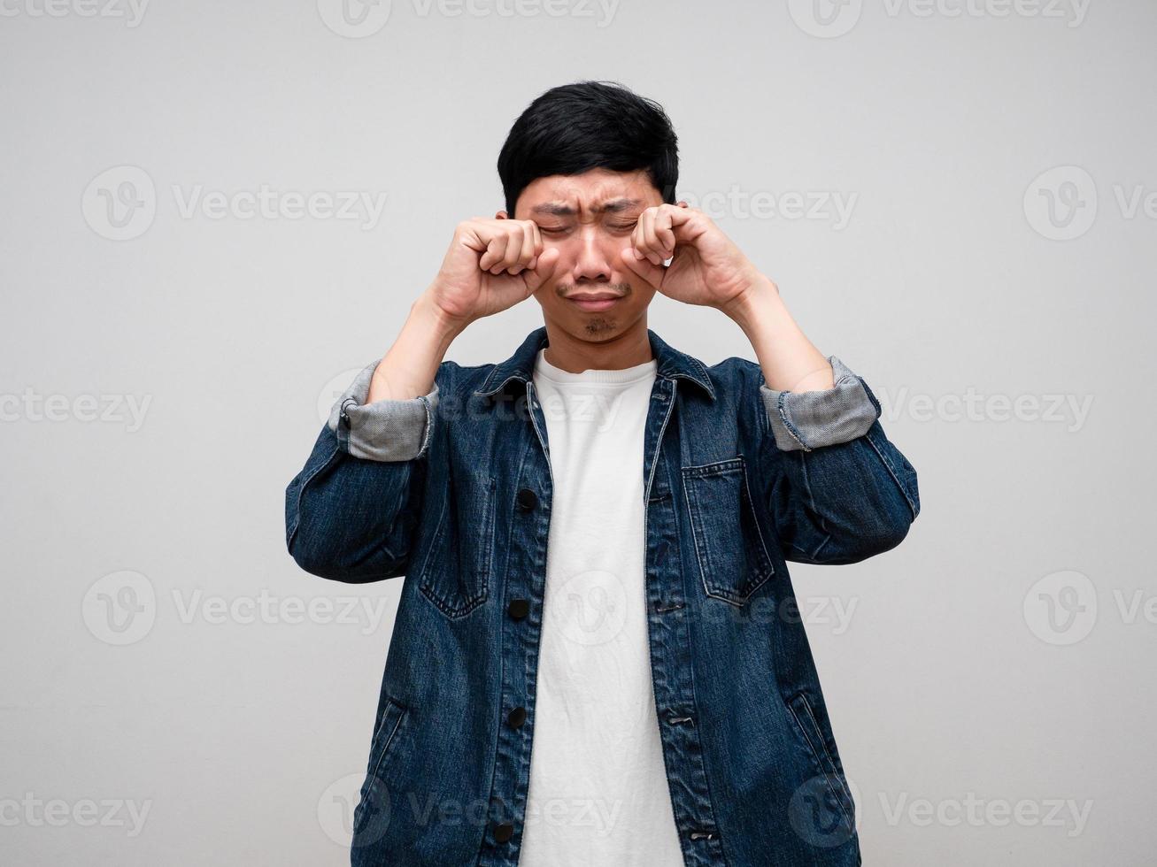 tristezza asiatico uomo jeans camicia si sente scoraggiato, pianto, mal di testa isolato foto