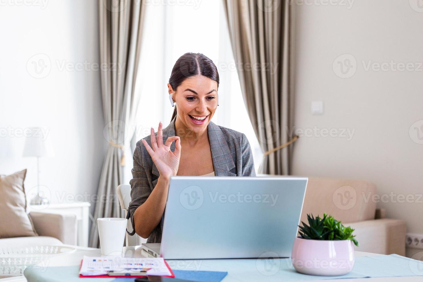 contento giovane donna nel cuffie A proposito di guardare a il computer portatile fabbricazione Appunti, attività commerciale donna parlando di video conferenza chiamata, conferenza di webcam, in linea addestramento, e-coaching concetto foto