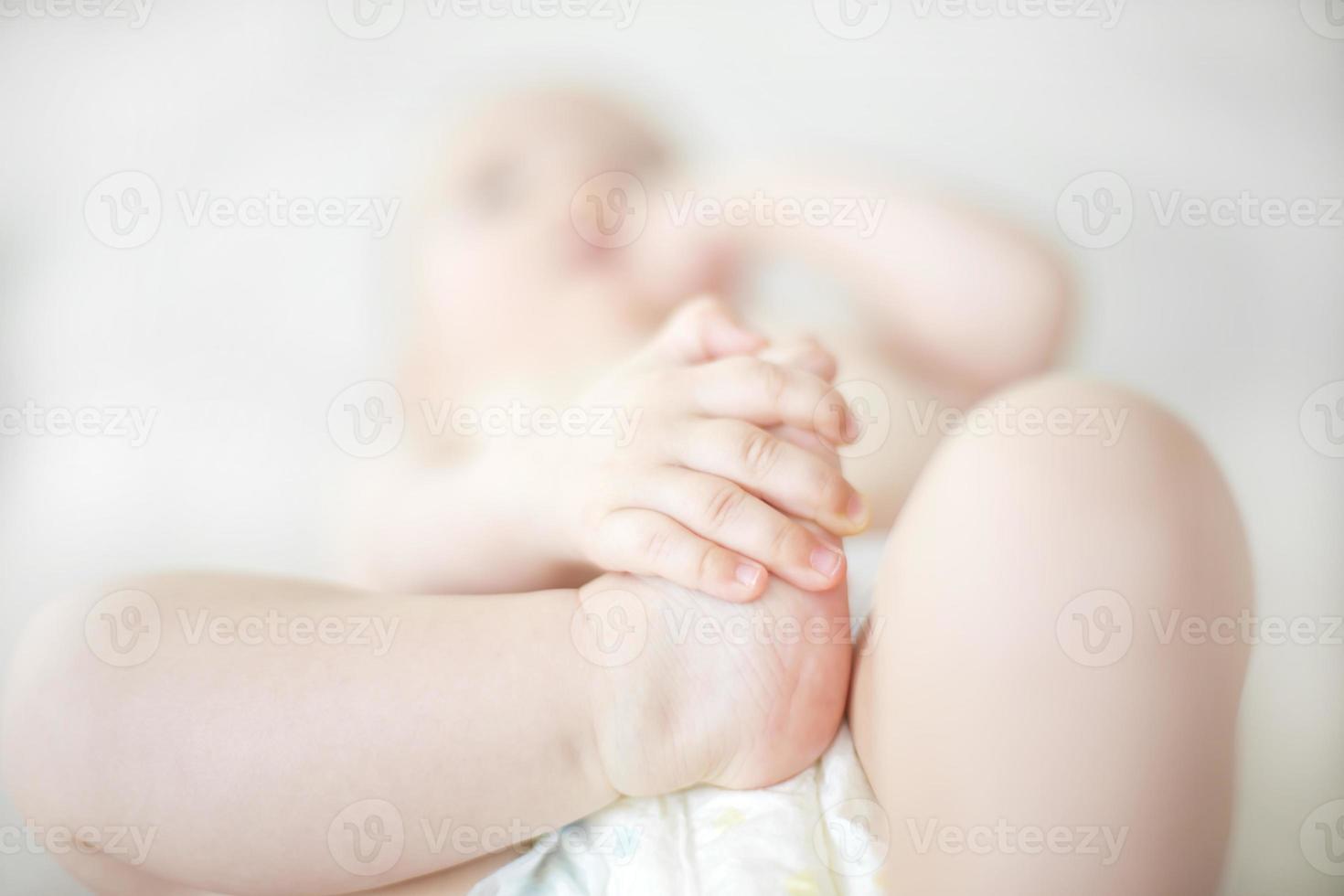 piccoli piedi della neonata sul letto foto