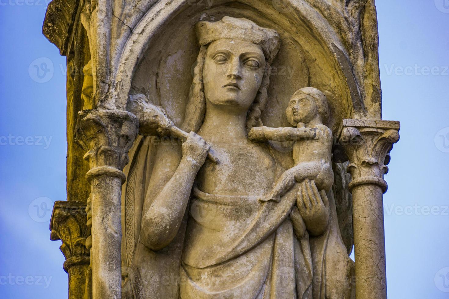 Vergine Maria con Gesù Bambino statua in piazza Bra a Verona, Italia foto