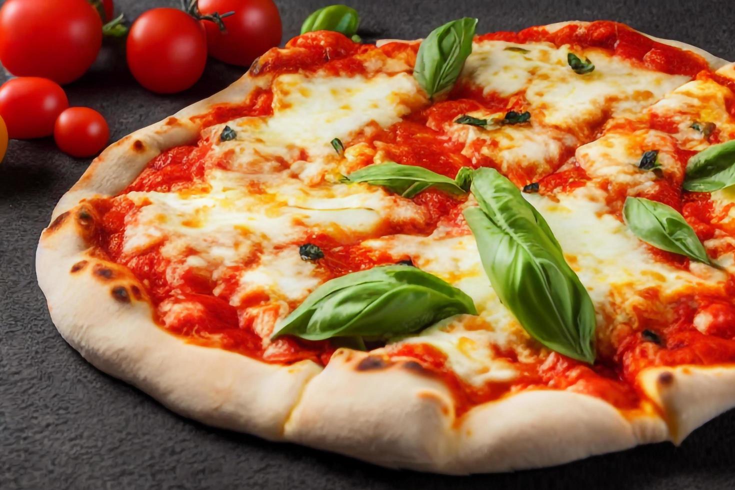 italiano Pizza margherita con pomodoro salsa Mozzarella formaggio basilico su un' buio calcestruzzo sfondo. Pizza ricetta e menù. foto