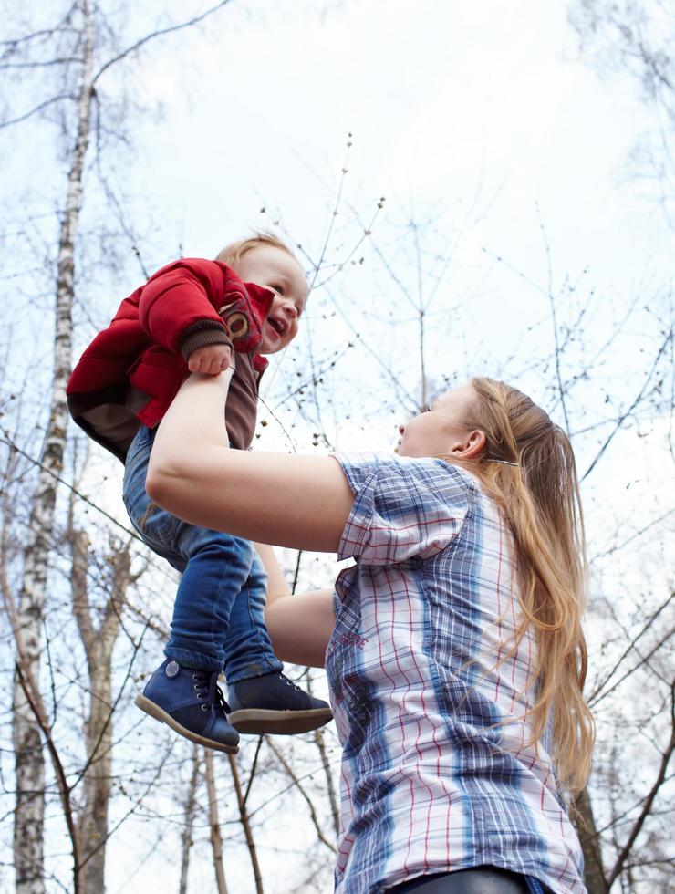 figlio della holding della madre fuori foto