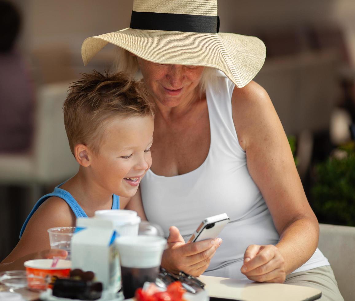 nipote e nonna a pranzo foto