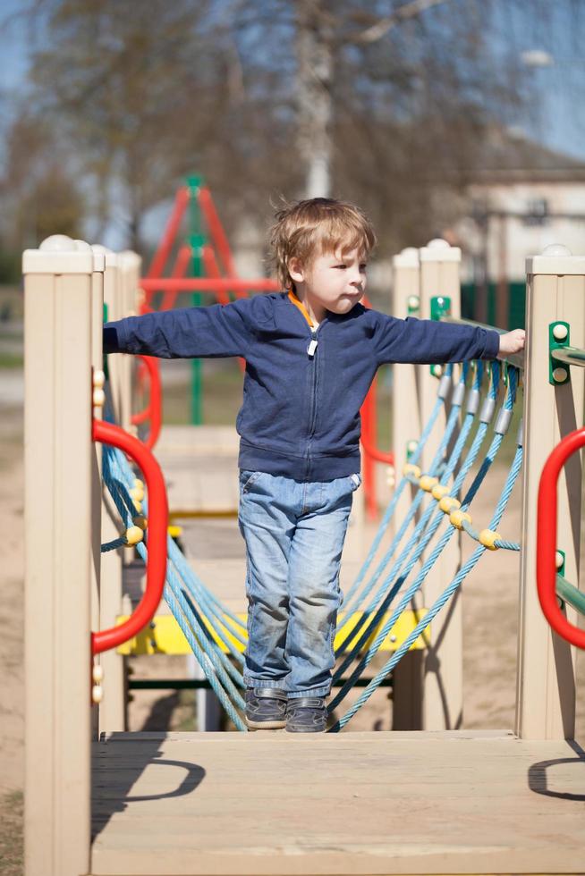 giovane ragazzo in un parco giochi foto