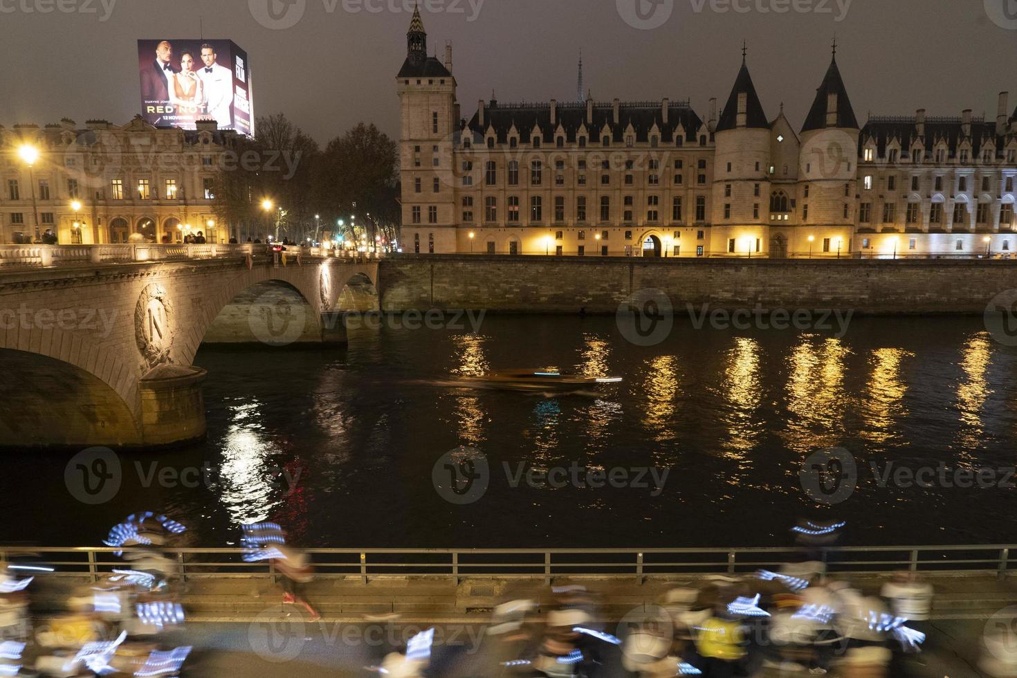 Parigi, Francia - novembre 20 2021 - molti persone in marcia contro donne violenza foto