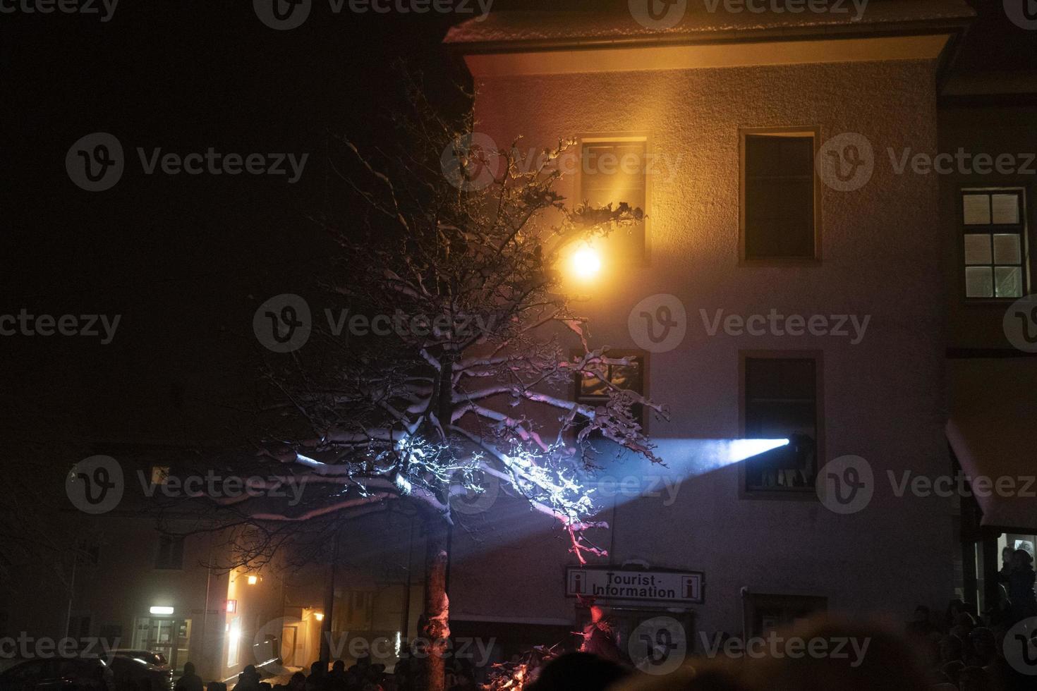 neuschönau, Germania - gennaio 5 2019 - lousnacht notte celebrazione con foresta spirito waldgeister nel Baviera villaggio foto