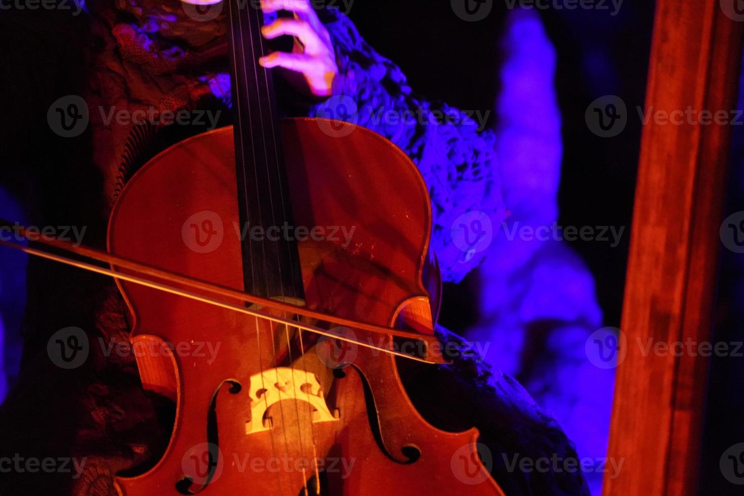 donna mani giocando violoncello dettaglio vicino su foto