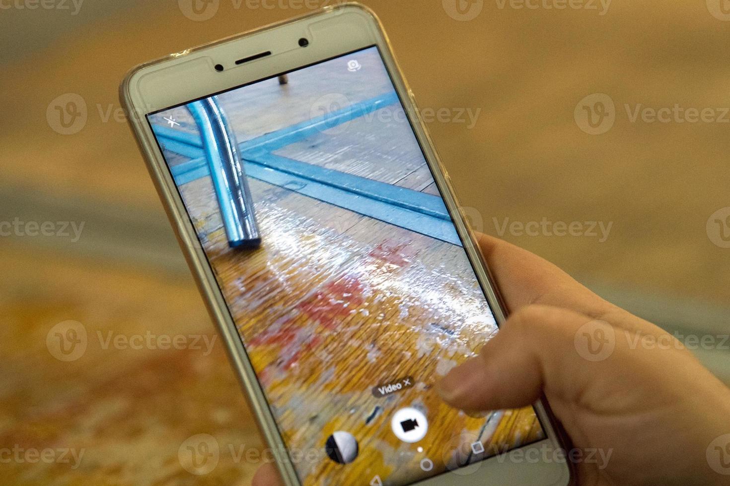 mani mentre assunzione video immagini su cellulare smartphone foto