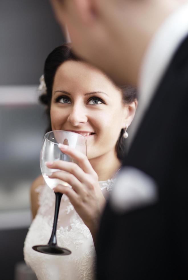 donna elegante che beve vino a una funzione foto