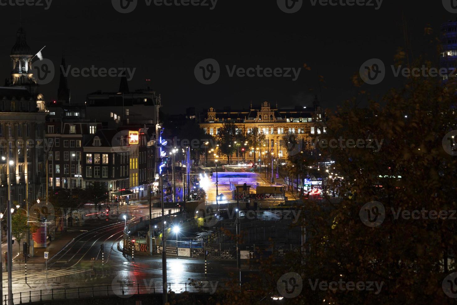 amsterdam centrale stazione a notte paesaggio urbano foto