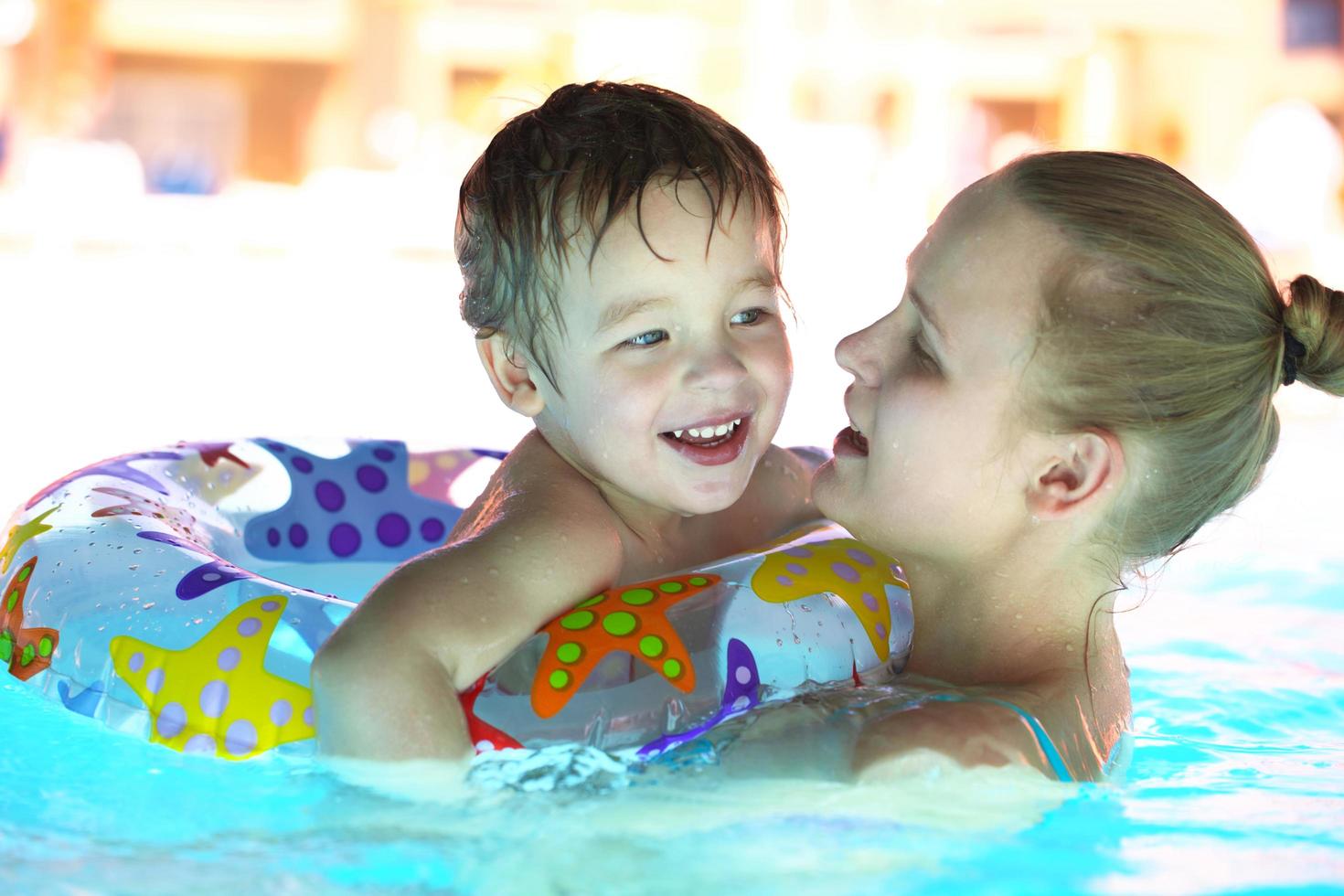 madre e suo figlio in una piscina all'aperto foto