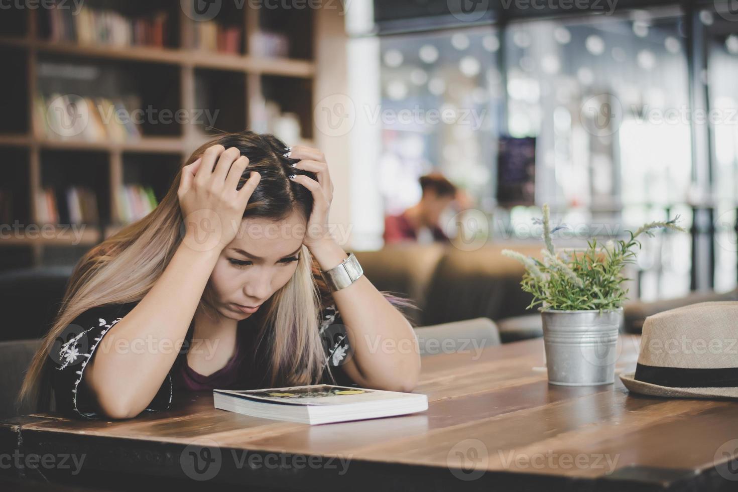 donna d'affari sensazione di stress mentre è seduto al bar foto